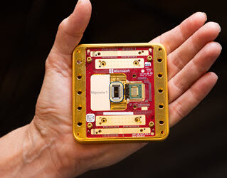 שבב Majorana 1. קרדיט: John Brecher for Microsoft.