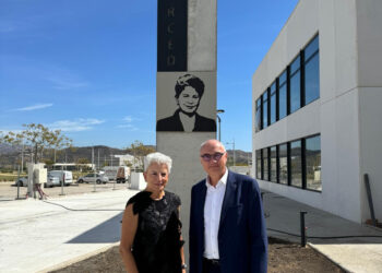 בתמונה ד"ר מריה מרסד ולוק ואן הובן, מנכ"ל Imec בפתח הבנין הקרוי ע"ש ד"ר מרסד. באוקטובר 2024 הונחה אבן הפינה להקמת המרכז. צילום יחצ