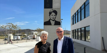 בתמונה ד"ר מריה מרסד ולוק ואן הובן, מנכ"ל Imec בפתח הבנין הקרוי ע"ש ד"ר מרסד. באוקטובר 2024 הונחה אבן הפינה להקמת המרכז. צילום יחצ