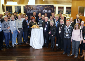 תמונה קבוצתית של הנהלת IEEE ישראל וראשי הסניף לשעבר עם שמואל אוסטר היו"ר המארח, בלובי מלון קראון פלזה בת"א, לאחר שבירכו על נר שני של חנוכה, באירוע 70 שנה ל- IEEE ישראל.