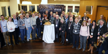 תמונה קבוצתית של הנהלת IEEE ישראל וראשי הסניף לשעבר עם שמואל אוסטר היו"ר המארח, בלובי מלון קראון פלזה בת"א, לאחר שבירכו על נר שני של חנוכה, באירוע 70 שנה ל- IEEE ישראל.