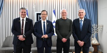 פרופ דן שכמן המשמש כיו"ר קרן וולף, פרופ מוטי הייבלום, נשיא המדינה יצחק הרצוג ושר החינוך יואב קיש . צילום יחצ, קרן פרס וולף