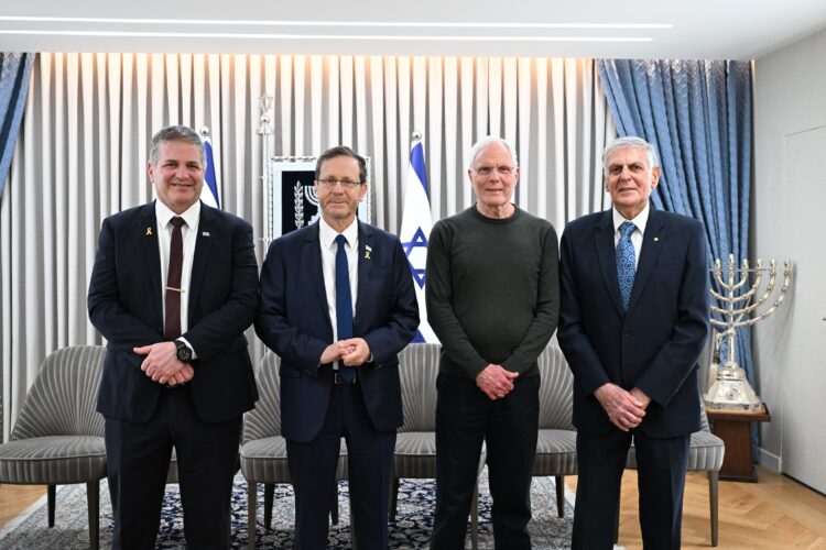 פרופ דן שכמן המשמש כיו"ר קרן וולף, פרופ מוטי הייבלום, נשיא המדינה יצחק הרצוג ושר החינוך יואב קיש . צילום יחצ, קרן פרס וולף