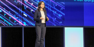 קארין איבשיץ סגל מכריזה על תחילת הייצור בתהליך A18