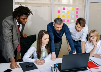 להוביל עם הלב: הכוח של ניהול ממוקד באדם בעידן הבינה המלאכותית