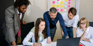 להוביל עם הלב: הכוח של ניהול ממוקד באדם בעידן הבינה המלאכותית