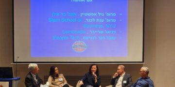 מימין לשמאל, דניאל שרייבר מנכ"ל למונייד, פרופ' גיל אפשטיין, פרופ' ענת לכנר, ענבר נצר-לנציאנו, ומנחה הפאנל שלמה גרדמן. צילום: שמואל אוטטר