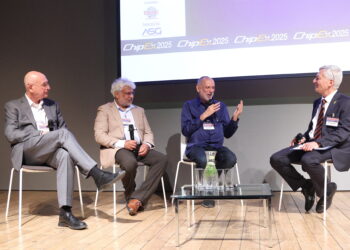 פאנל הבכירים בכנס ChipEx2025. מימין לשמאל: שלמה גרדמן, דב מורן, פרקש נאריין ואורי תדמור. צילום: ניב קנטור