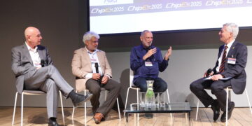 פאנל הבכירים בכנס ChipEx2025. מימין לשמאל: שלמה גרדמן, דב מורן, פרקש נאריין ואורי תדמור. צילום: ניב קנטור