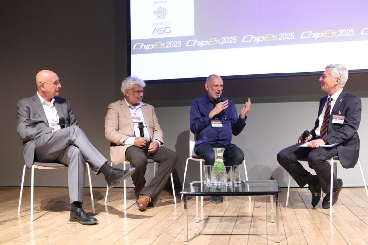 פאנל הבכירים בכנס ChipEx2025. מימין לשמאל: שלמה גרדמן, דב מורן, פרקש נאריין ואורי תדמור. צילום: ניב קנטור