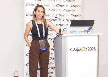 אנה ברנוב מנכלית HowHardAI בכנס ChipEx2025. צילןום: לנס הפקות