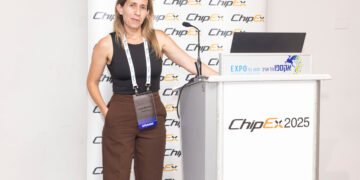 אנה ברנוב מנכלית HowHardAI בכנס ChipEx2025. צילןום: לנס הפקות