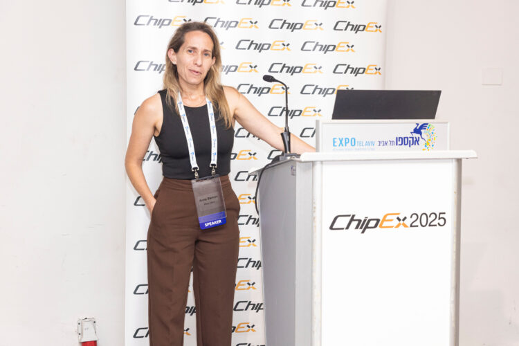 אנה ברנוב מנכלית HowHardAI בכנס ChipEx2025. צילןום: לנס הפקות