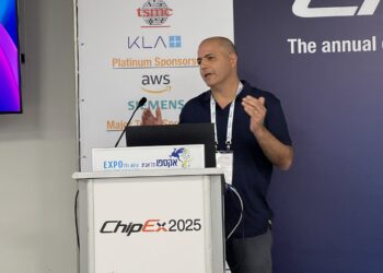 ד"ר עדי חבושה, המהנדס הראשי של AWS ישראל בכנס ChipEx2025. צילום: לנס הפקות