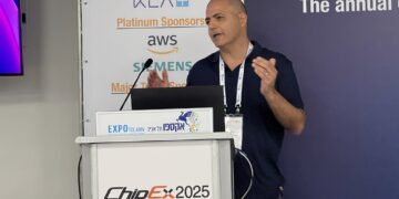 ד"ר עדי חבושה, המהנדס הראשי של AWS ישראל בכנס ChipEx2025. צילום: לנס הפקות