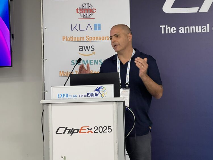ד"ר עדי חבושה, המהנדס הראשי של AWS ישראל בכנס ChipEx2025. צילום: לנס הפקות