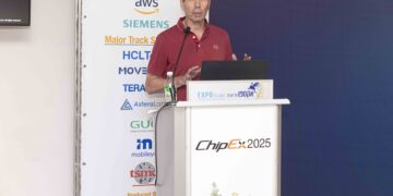 רוני פרידמן, מנהל מרכז הפיתוח של אפל בישראל בכנס ChipEx2025. צילום: לנס הפקות