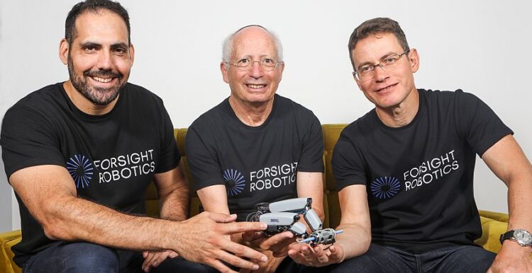 צוות פורסייט רובוטיקס. מימין לשמאל: ד"ר דניאל גלוזמן, פרופ׳ משה שוהם וד״ר יוסי נתן. צילום: שלומי יוסף