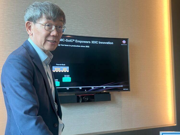 קווין זאנג, בכיר ב-TSMC בכנס הטכנולוגי של החברה באמסטרדם, 27 במאי 2025. צילום: אבי בליזובסקי