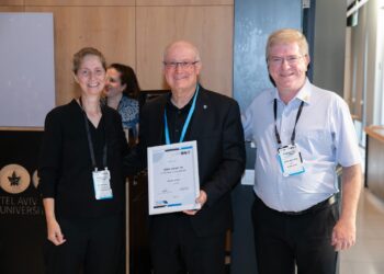 שמואל אוסטר מקבל את אות ההוקרה מהפקולטה להנדסה באוניברסיטת תל אביב. בתמונה נמצאים איתו גם דקאן הפקולטה, פרופ' נעם אליעז והממונה על הקשר עם התעשיה פרופ' יעל חנין. צילום באדיבות המצולם