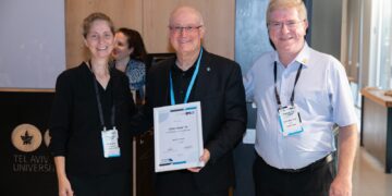 שמואל אוסטר מקבל את אות ההוקרה מהפקולטה להנדסה באוניברסיטת תל אביב. בתמונה נמצאים איתו גם דקאן הפקולטה, פרופ' נעם אליעז והממונה על הקשר עם התעשיה פרופ' יעל חנין. צילום באדיבות המצולם