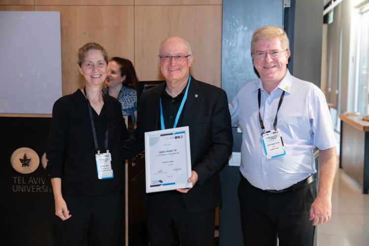 שמואל אוסטר מקבל את אות ההוקרה מהפקולטה להנדסה באוניברסיטת תל אביב. בתמונה נמצאים איתו גם דקאן הפקולטה, פרופ' נעם אליעז והממונה על הקשר עם התעשיה פרופ' יעל חנין. צילום באדיבות המצולם