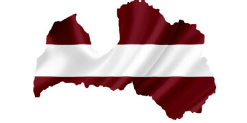 דגל ומפת לטביה. אילוסטרציה: depositphotos.com