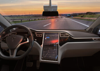 חלל הפנים של מכונית טסלה. אילוסטרציה: depositphotos.com