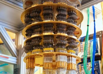 כיתוב תמונה: חוקרים מ-TUM, מפרינסטון ומוצרי Google Quantum AI השתמשו במחשב קוונטי כדי לדמות את האינטראקציות המורכבות שמתוארות בתיאוריות כיול – המסגרות המתמטיות מאחורי הכוחות היסודיים של הטבע. המחשב הקוונטי של גוגל. קרדיט: יחצ