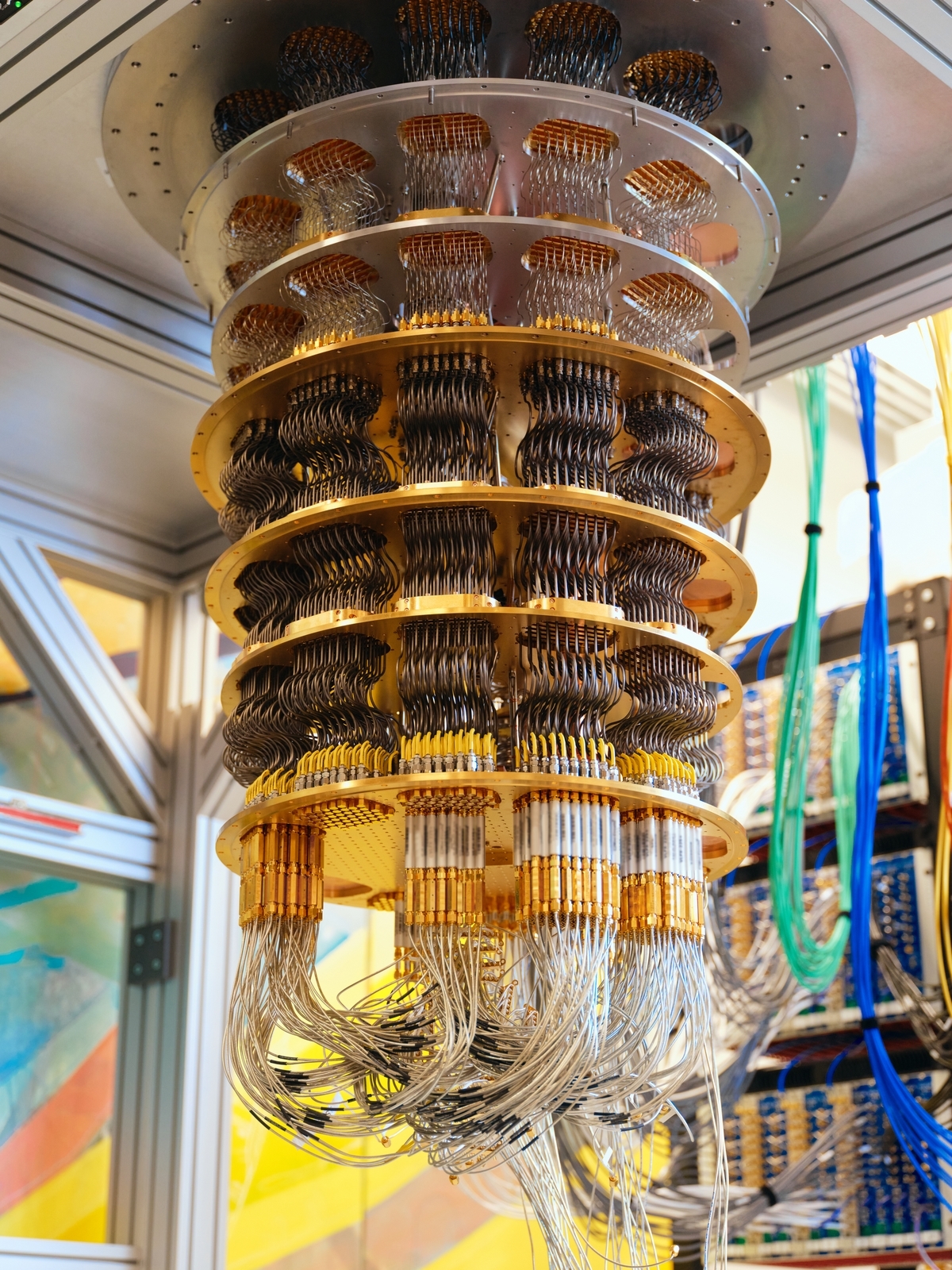 כיתוב תמונה: חוקרים מ-TUM, מפרינסטון ומוצרי Google Quantum AI השתמשו במחשב קוונטי כדי לדמות את האינטראקציות המורכבות שמתוארות בתיאוריות כיול – המסגרות המתמטיות מאחורי הכוחות היסודיים של הטבע. המחשב הקוונטי של גוגל. קרדיט: יחצ