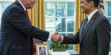 הדמיה של מפגש בין מנכ"ל אינטל ליפ-בו טאן ונשיא ארה"ב דונאלד טראמפ. איור IDEOGRAM.AI