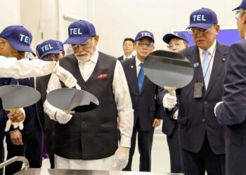 ראש ממשלת יפן שינגרו איסיבה וראש ממשלת הודו נרנדרה מודי בביקור במפעל טוקיו אלקטרון. צילום מתוך דף הפייסבוק הרשמי של ממשלת יפן.