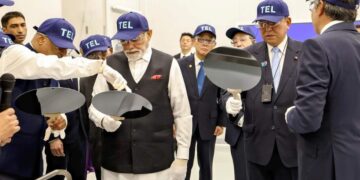 ראש ממשלת יפן שינגרו איסיבה וראש ממשלת הודו נרנדרה מודי בביקור במפעל טוקיו אלקטרון. צילום מתוך דף הפייסבוק הרשמי של ממשלת יפן.