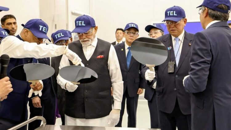 ראש ממשלת יפן שינגרו איסיבה וראש ממשלת הודו נרנדרה מודי בביקור במפעל טוקיו אלקטרון. צילום מתוך דף הפייסבוק הרשמי של ממשלת יפן.