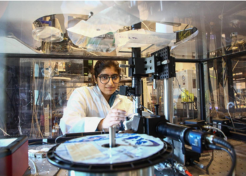 הסטודנטית לתואר שני, מניה מלהוטרה, מובילת מחקר אוריגמי פוטוני. צילום: אוניברסיטת תל אביב