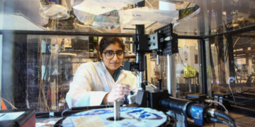 הסטודנטית לתואר שני, מניה מלהוטרה, מובילת מחקר אוריגמי פוטוני. צילום: אוניברסיטת תל אביב