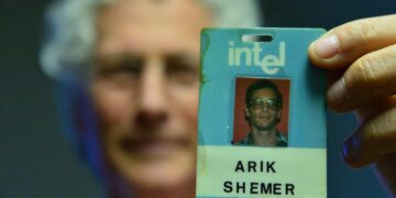 אריק שמר:"מאד מעניין אותי לפתור בעיות". העובד הוותיק ביותר באינטל פורש אחרי כמעט 50 שנה