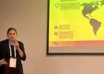 בתמונה: Pauline Thomas, מנהלת פיתוח עסקי ב־intoPIX, מציגה את טכנולוגיית JPEG XS לדחיסת וידאו בזמן אמת במצלמות רכב, במסגרת כנס AutoSens / InCabin Europe 2025 בברצלונה.