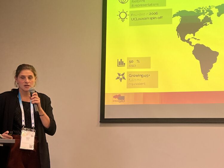 בתמונה: Pauline Thomas, מנהלת פיתוח עסקי ב־intoPIX, מציגה את טכנולוגיית JPEG XS לדחיסת וידאו בזמן אמת במצלמות רכב, במסגרת כנס AutoSens / InCabin Europe 2025 בברצלונה.