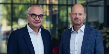 משמאל לוק ואן דן הובה, יו"ר imec ופטריק ונדנאמי, מנכ"ל imec. צילום יחצ