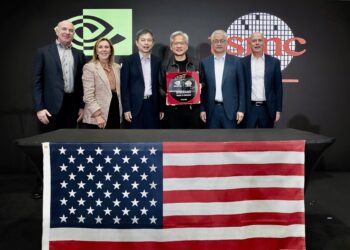 ראשי אנבידיה ו-TSMC חונכים את שבב הבלאקוול הראשון שיוצר בארה"ב. צילום יחצ, אנבידיה