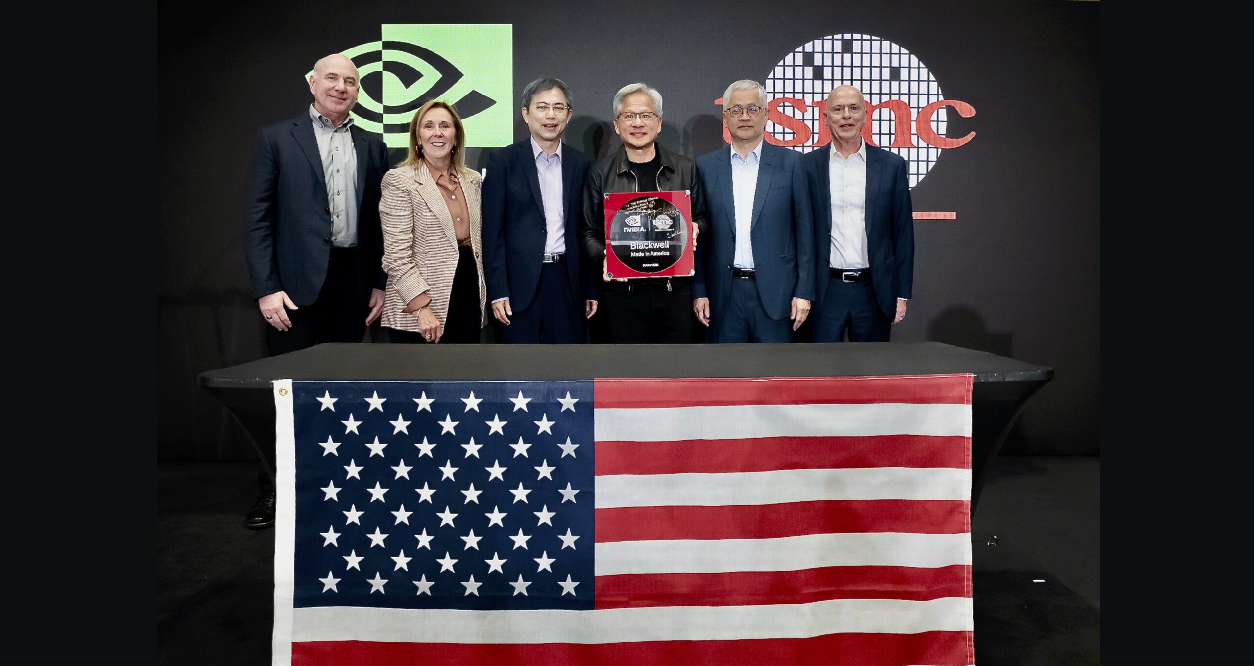 ראשי אנבידיה ו-TSMC חונכים את שבב הבלאקוול הראשון שיוצר בארה