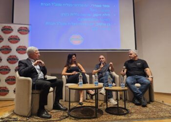 משתתפי הפאנל במפגש הסיליקון קלאב, 30 בספטמבר 2025. מימין: עופר סמדרי, בן וולקוב, הילה זינגר והמנחה שלמה גרדמן. צילום: שמואל אוסטר