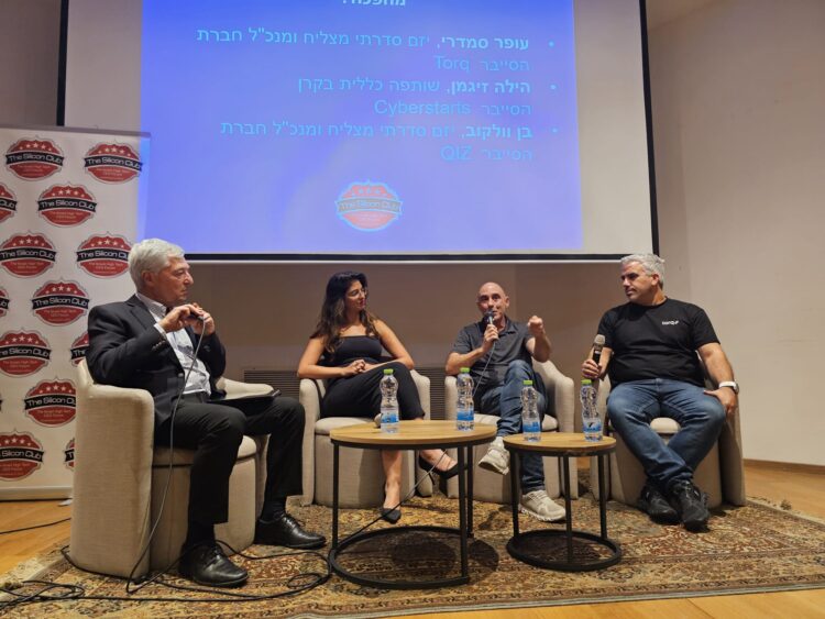 משתתפי הפאנל במפגש הסיליקון קלאב, 30 בספטמבר 2025. מימין: עופר סמדרי, בן וולקוב, הילה זינגר והמנחה שלמה גרדמן. צילום: שמואל אוסטר