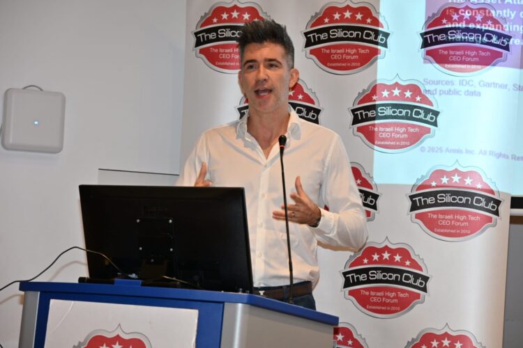 יבגני דיברוב, מנכ"ל ARMIS במפגש הסיליקון קלאב, ספטמבר 2025. צילום: שמואל אוסטר