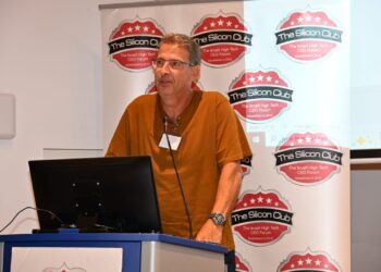 שי און, מייסד שותף ונשיא חברת ההזנק AKEYLESS במפגש הסיליקון קלאב, ספטמבר 2025. צילום: שמואל אוסטר