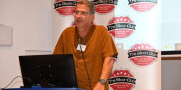 שי און, מייסד שותף ונשיא חברת ההזנק AKEYLESS במפגש הסיליקון קלאב, ספטמבר 2025. צילום: שמואל אוסטר