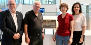 לצד המיצג החדש. מימין לשמאל : קרין אייבשיץ סגל מנכ"לית משותפת של אינטל ישראל, פרופ' עדית קידר דיקנית הפקולטה להנדסת חשמל ומחשבים ע"ש ויטרבי, רפי נוה ונשיא הטכניון פרופ' אורי סיון. קרדיט צילום : רמי שלוש, דוברות הטכניון