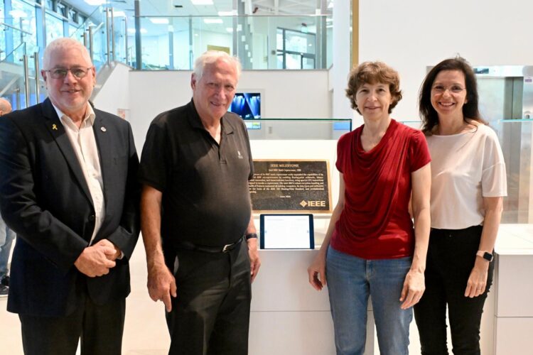 לצד המיצג החדש. מימין לשמאל : קרין אייבשיץ סגל מנכ"לית משותפת של אינטל ישראל, פרופ' עדית קידר דיקנית הפקולטה להנדסת חשמל ומחשבים ע"ש ויטרבי, רפי נוה ונשיא הטכניון פרופ' אורי סיון. קרדיט צילום : רמי שלוש, דוברות הטכניון