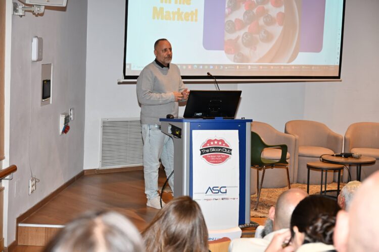 מנכ"ל Imagindairy ד"ר אייל איפרגן במפגש הסיליקון קלאב, דצמבר 2025. צילום: שמואל אוסטר